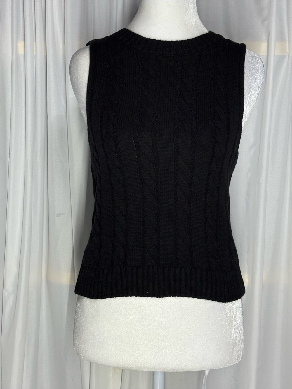 Forever 21 Black Cable Knit Sleeveless Sweater Vest Size M
